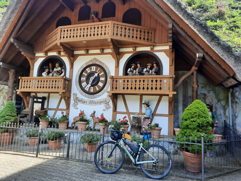 Große Kuckusuhr vor Triberg